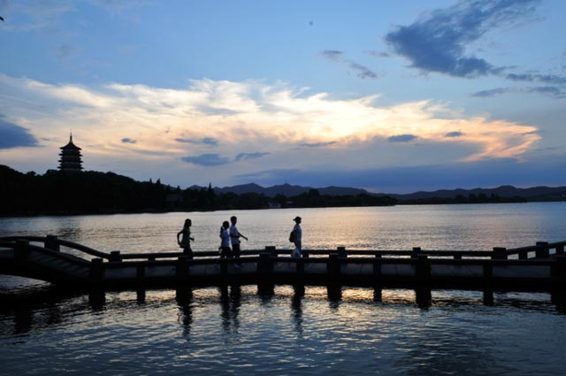 It is fascinating and relaxing to stroll on the causeway of West Lake in the evening